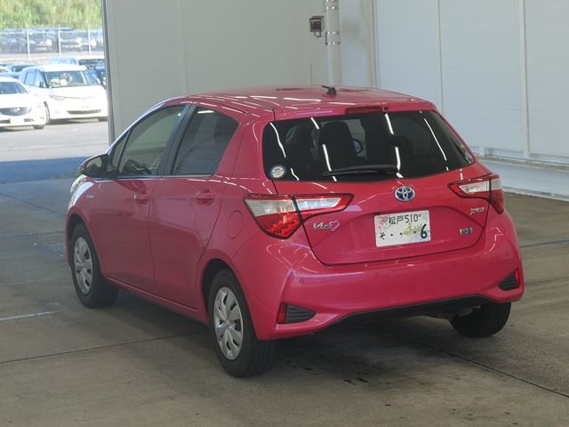 2018 Toyota Vitz ジュエラ auction photo 2