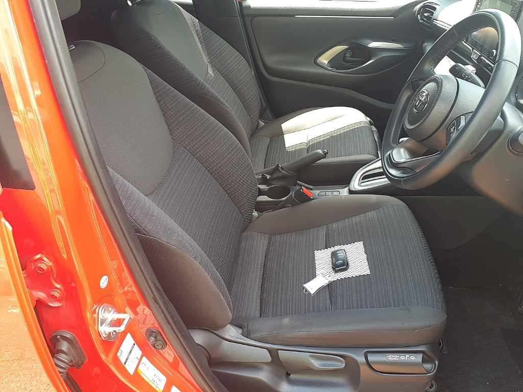 2020 Toyota Yaris ハイブリッドZ auction photo 10