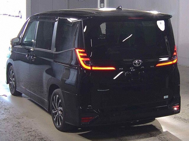 2023 Toyota Noah S-Z auction photo 2