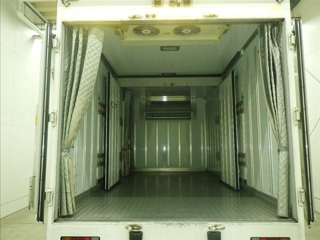2019 Isuzu Elf Refrigerated and frozen trucks auction photo 4