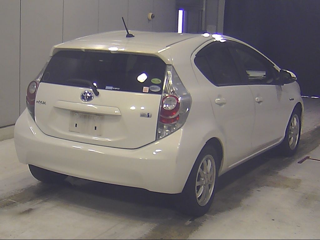 2012 Toyota Aqua S auction photo 2