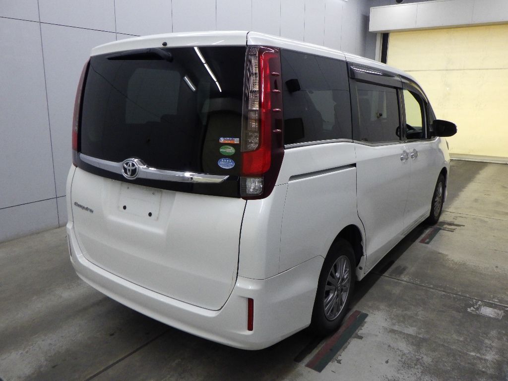 2015 Toyota Esquire Gi 8 people auction photo 2