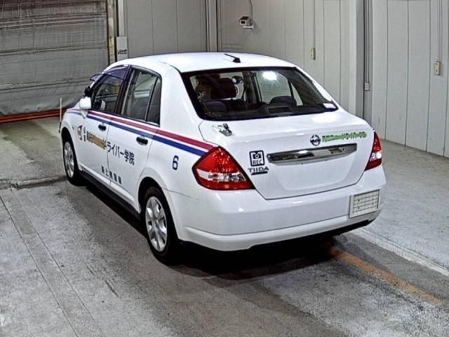 2010 Nissan ティーダラティオ 教習車 auction photo 2