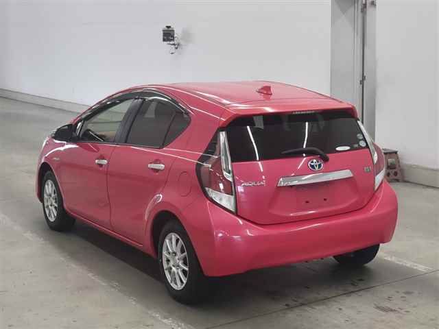 2015 Toyota Aqua S auction photo 2