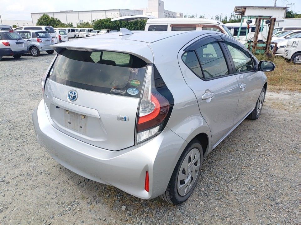 2021 Toyota Aqua auction photo 2