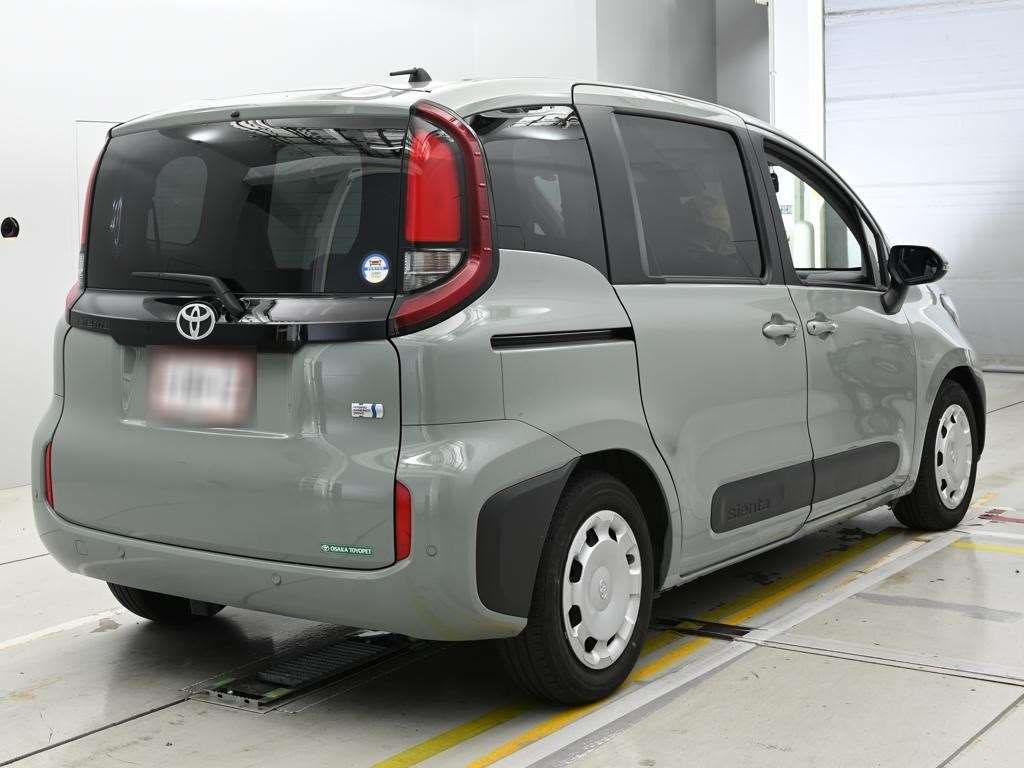 2023 Toyota Sienta ハイブリッドG auction photo 2