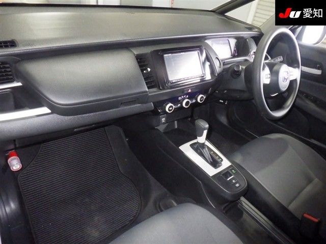 2021 Honda Fit e HEVベーシック 4WD auction photo 3