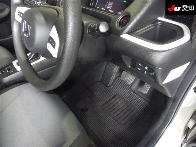 2021 Honda Fit e HEVベーシック 4WD auction photo 5
