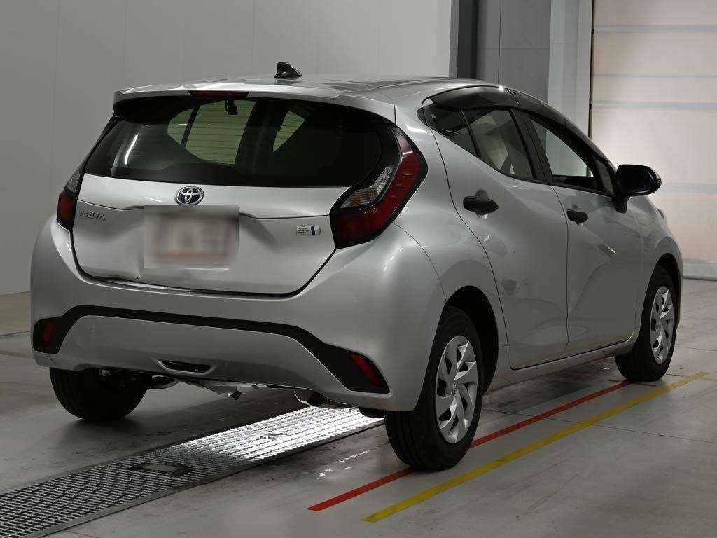 2022 Toyota Aqua B auction photo 2