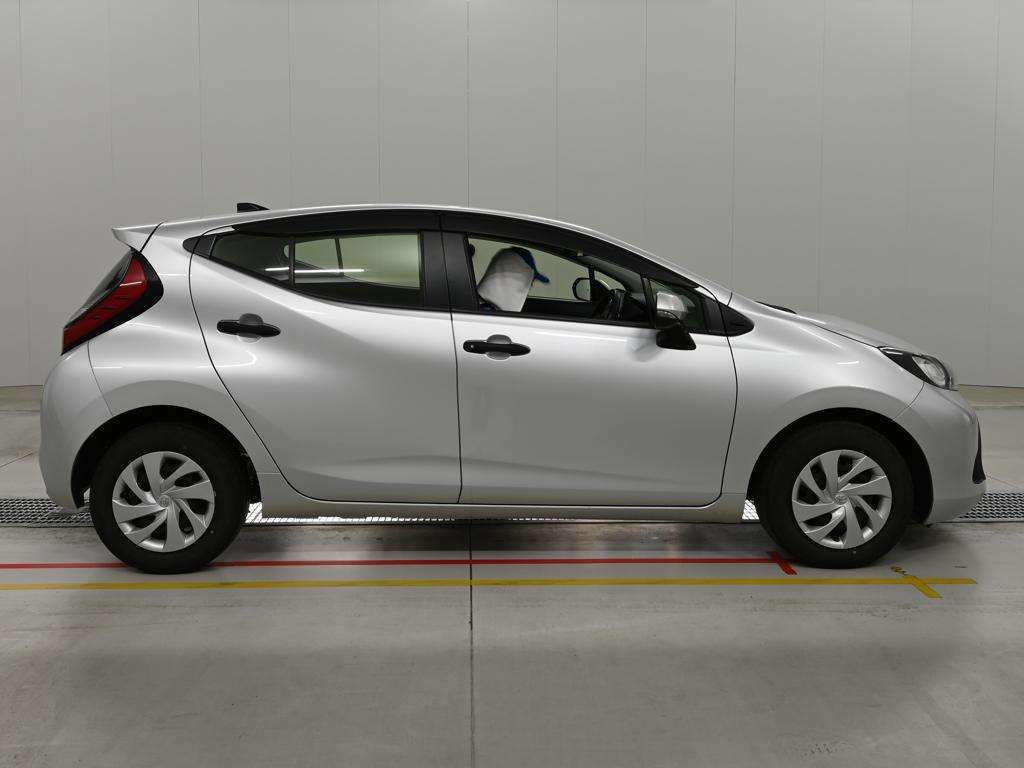 2022 Toyota Aqua B auction photo 3