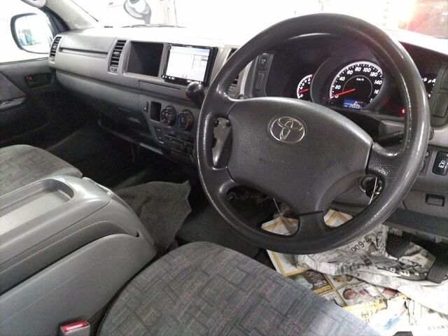 2005 Toyota Hiace グランドキャビン 4WD auction photo 3