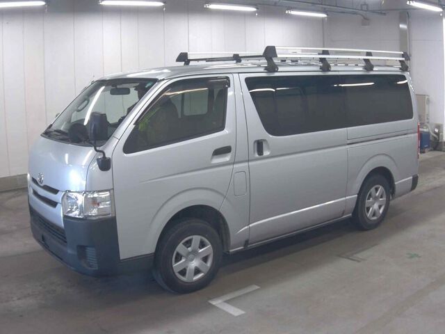 2017 Toyota Hiace Long DX 4WD auction photo 4