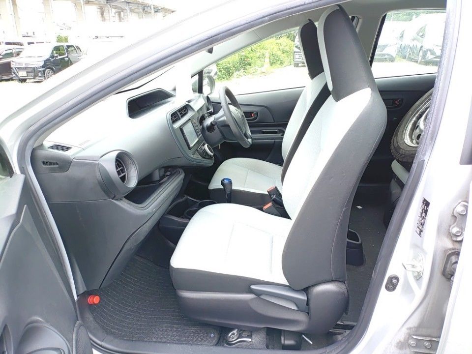 2019 Toyota Aqua auction photo 16