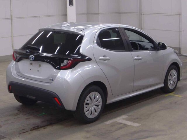 2022 Toyota Yaris ハイブリッドX 4WD auction photo 5