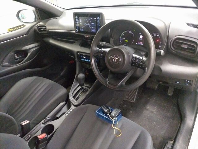 2022 Toyota Yaris ハイブリッドX 4WD auction photo 3