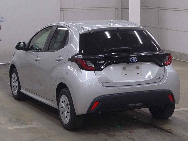 2022 Toyota Yaris ハイブリッドX 4WD auction photo 2