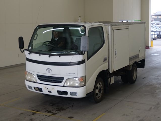 Japan Auction Vehicles 23 2005 Toyota Dyna Reizo Reito auction photo