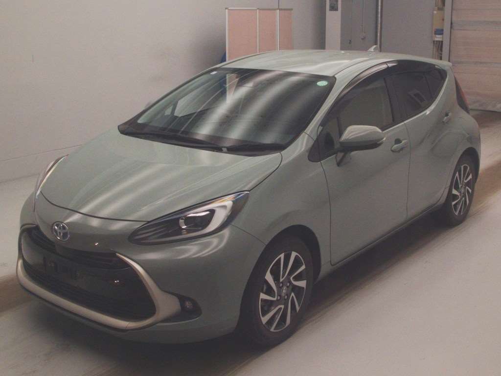 2021 Toyota Aqua Z Japan auction vehicle