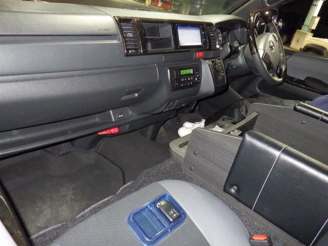 2024 Toyota Hiace Super GL Ductcan P 4WD auction photo 3