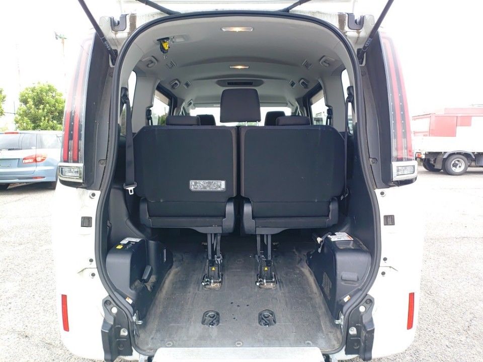 2021 Toyota Noah auction photo 8
