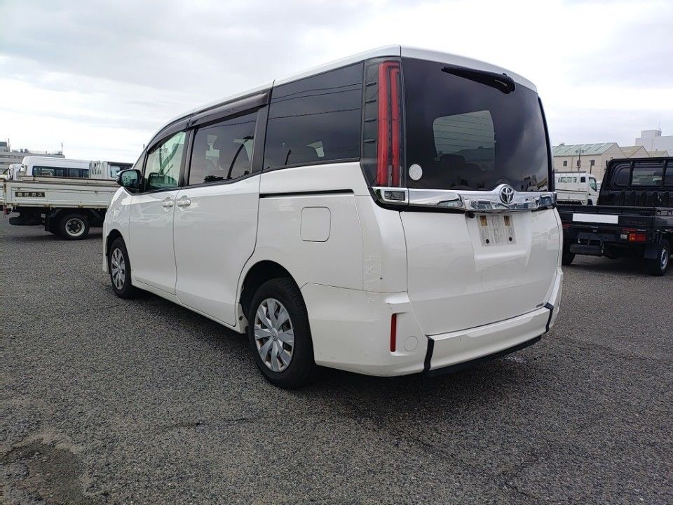 2021 Toyota Noah auction photo 6