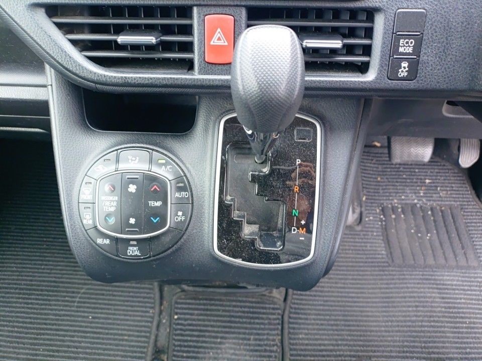 2021 Toyota Noah auction photo 12