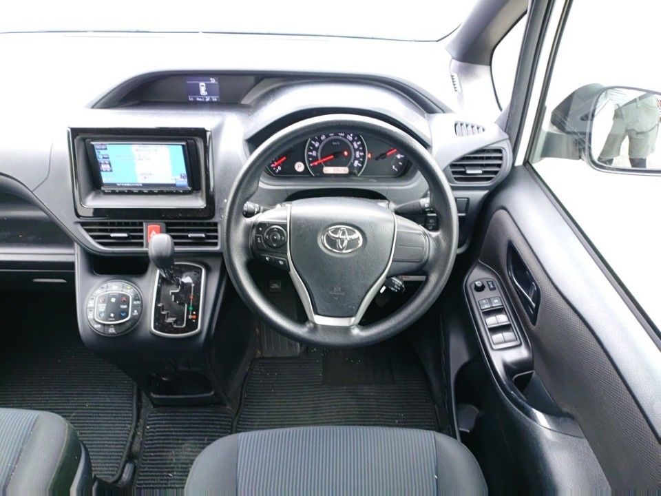 2021 Toyota Noah auction photo 3