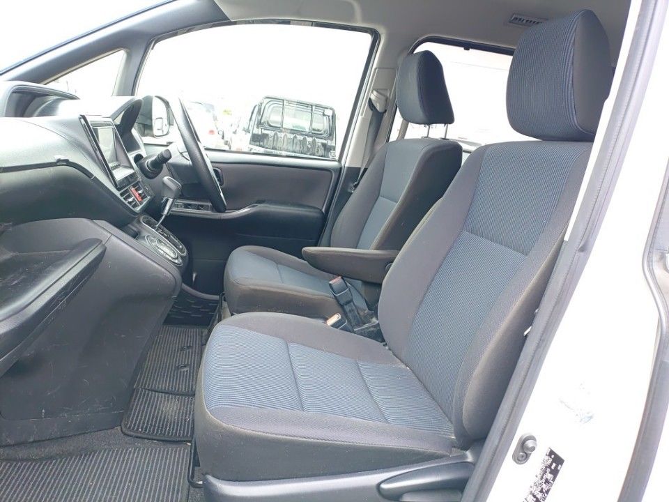 2021 Toyota Noah auction photo 16