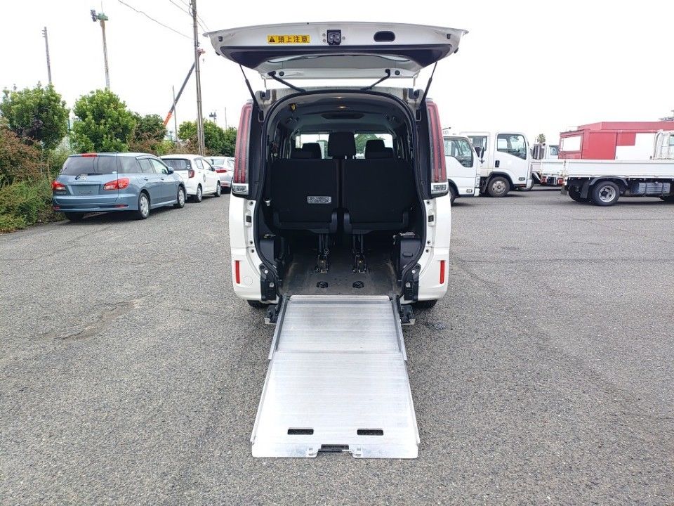 2021 Toyota Noah auction photo 18