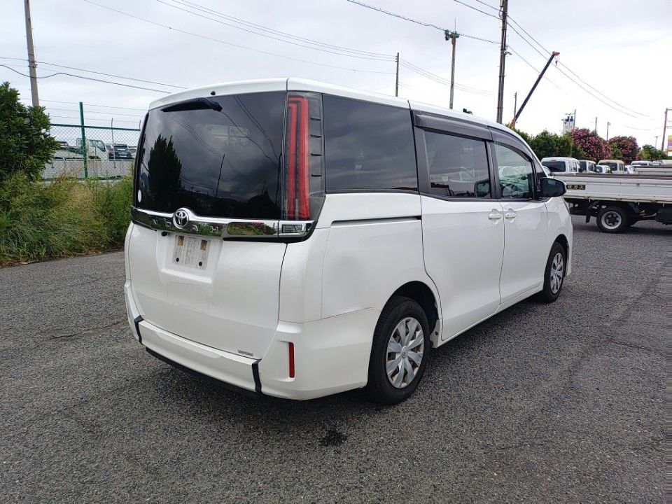 2021 Toyota Noah auction photo 2
