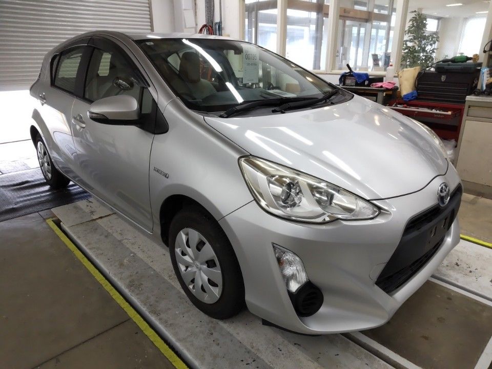 2017 Toyota Aqua auction photo 4