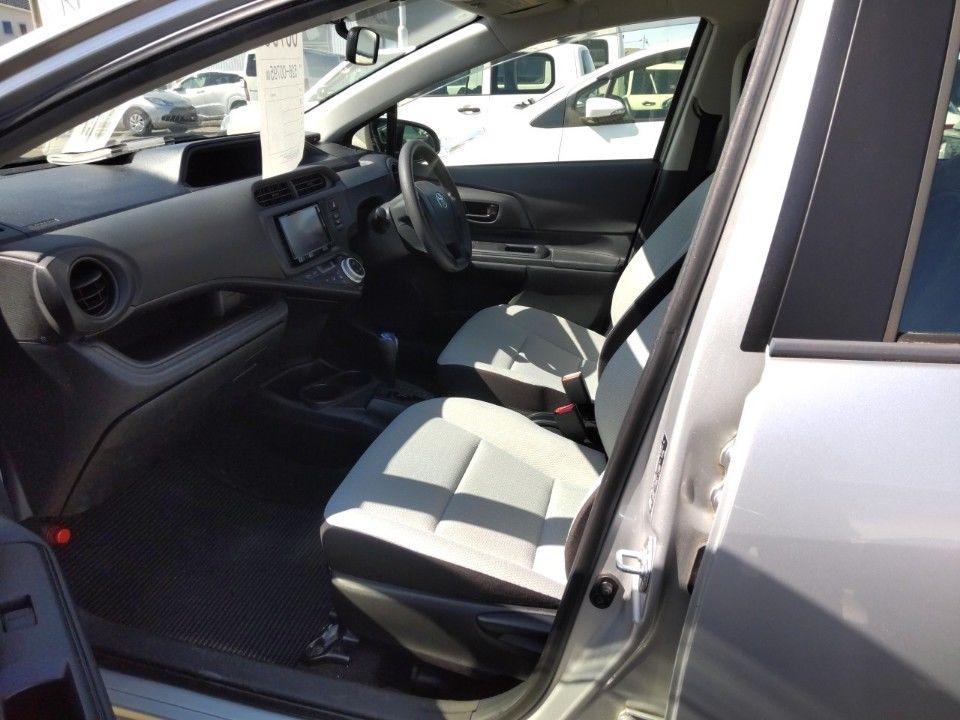 2017 Toyota Aqua auction photo 16