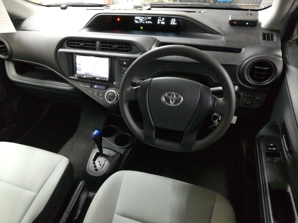 2017 Toyota Aqua auction photo 3
