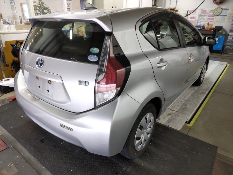 2017 Toyota Aqua auction photo 2