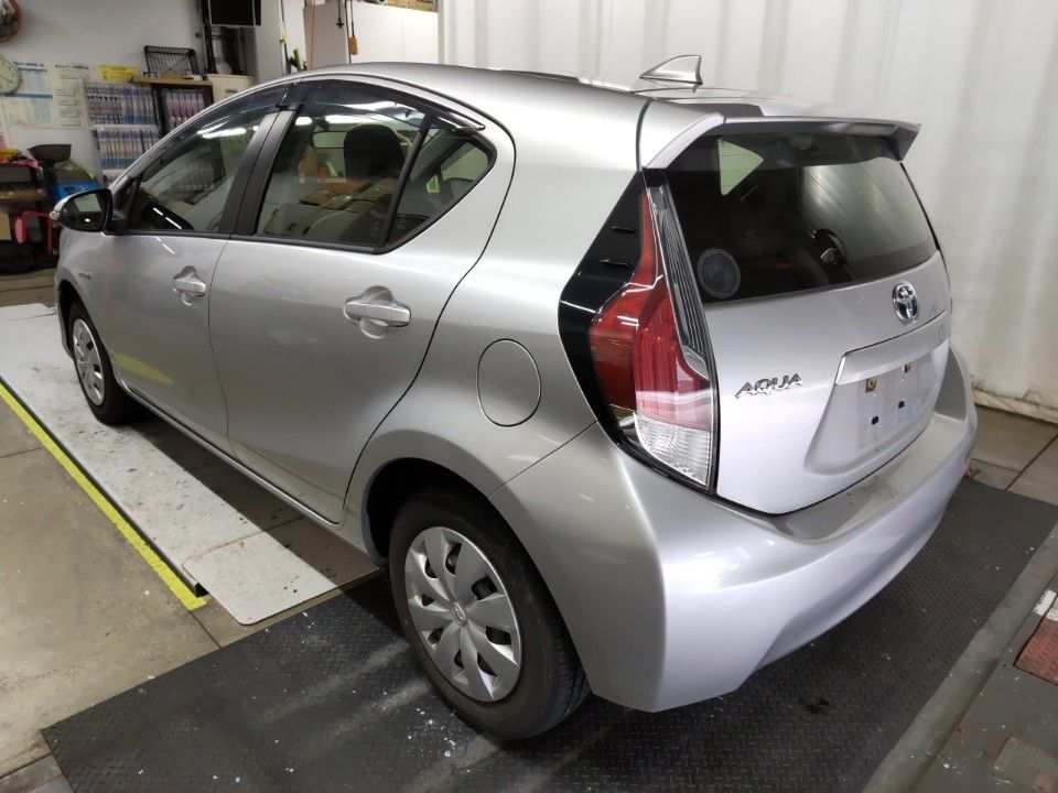 2017 Toyota Aqua auction photo 6