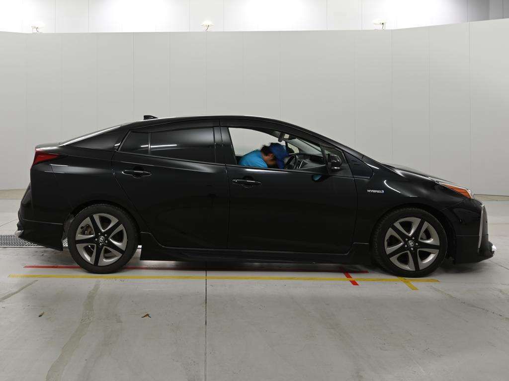 2019 Toyota Prius Aツーリングセレクション auction photo 3