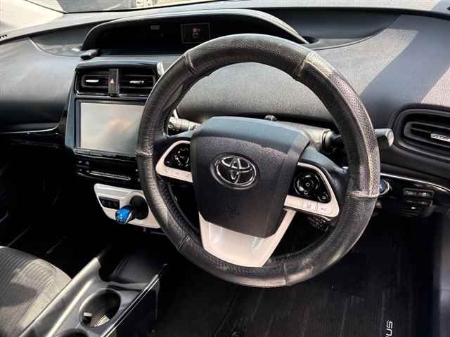 2017 Toyota Prius Sセーフティプラス auction photo 3