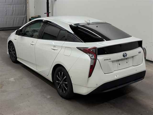 2017 Toyota Prius Sセーフティプラス auction photo 2