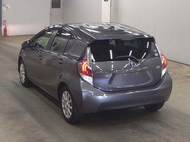 2015 Toyota Aqua S auction photo 2