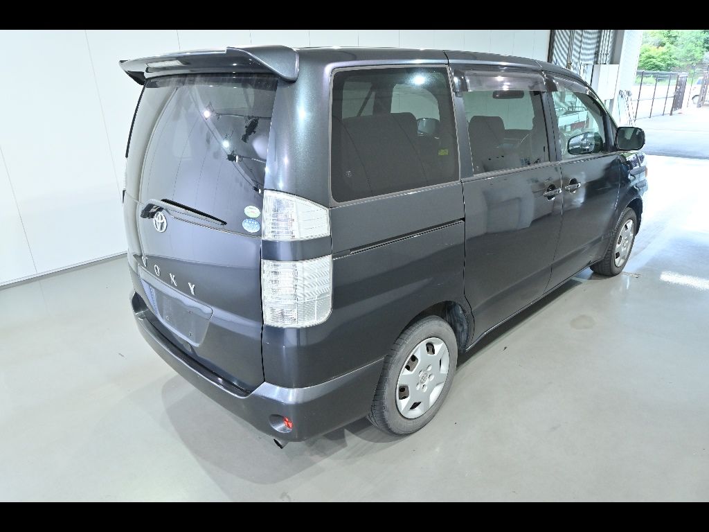 2005 Toyota Voxy X auction photo 2