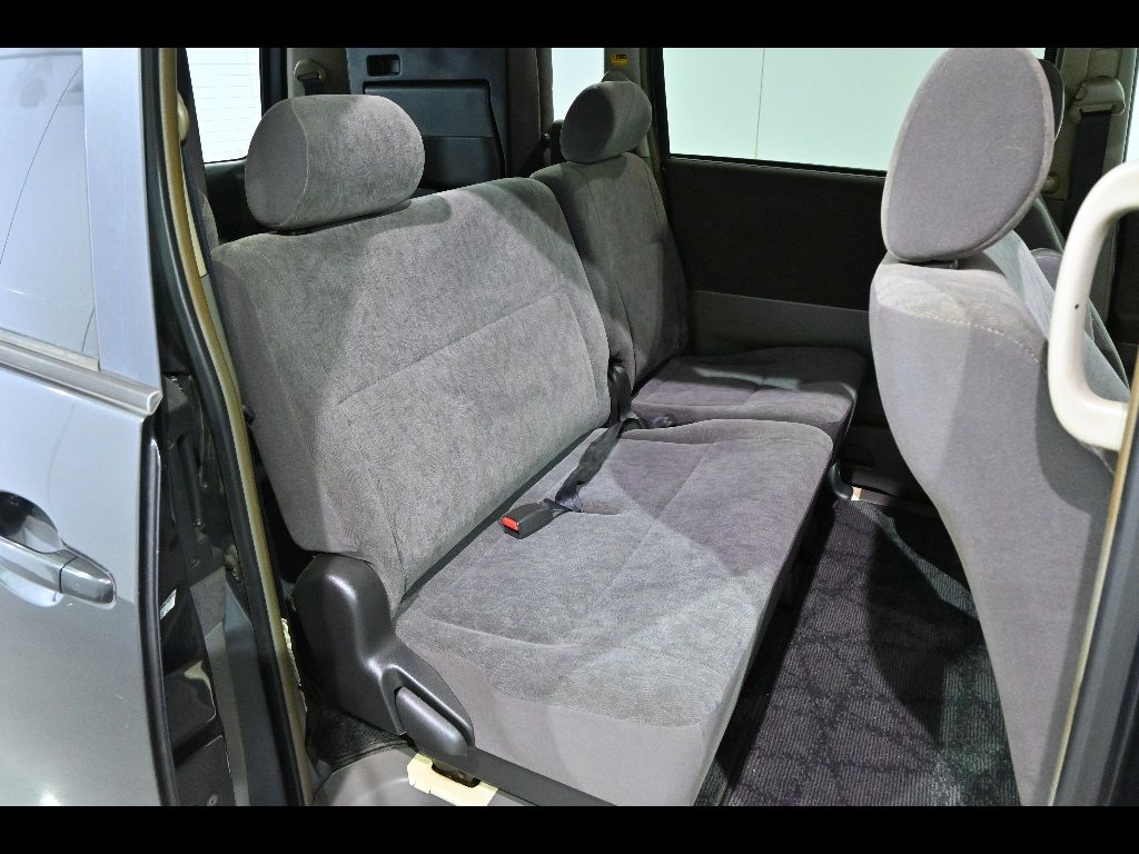 2005 Toyota Voxy X auction photo 7