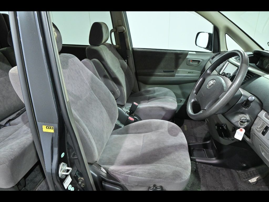2005 Toyota Voxy X auction photo 6