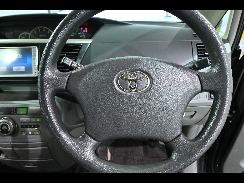2005 Toyota Voxy X auction photo 9