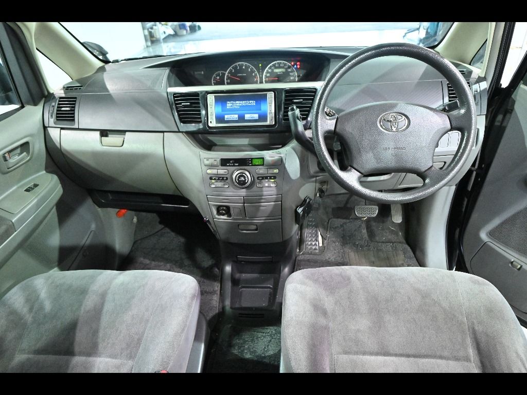 2005 Toyota Voxy X auction photo 3