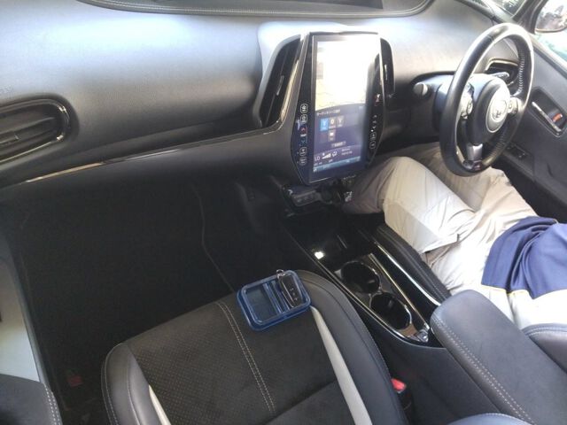 2019 Toyota Prius PHEV S GRスポーツ auction photo 3