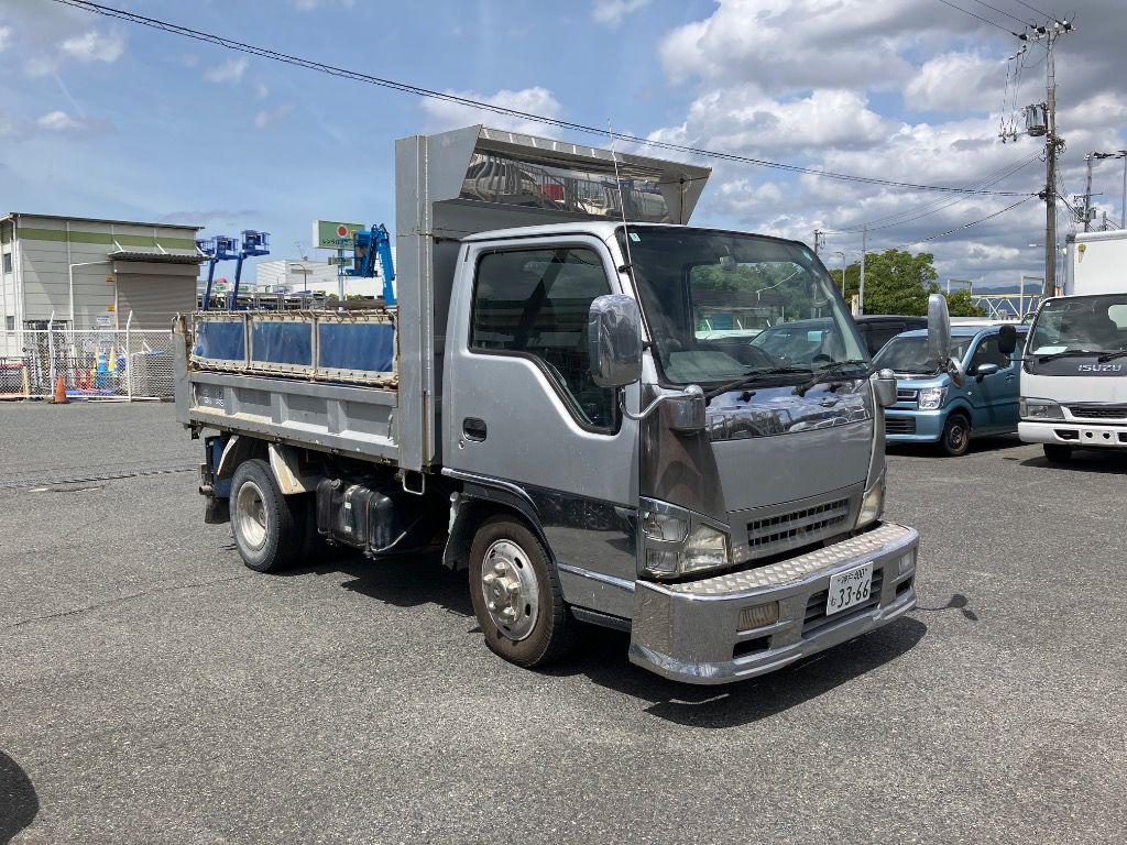 Japan Auction Vehicles 7 2005 Isuzu Elf 2-ton dump truck auction photo