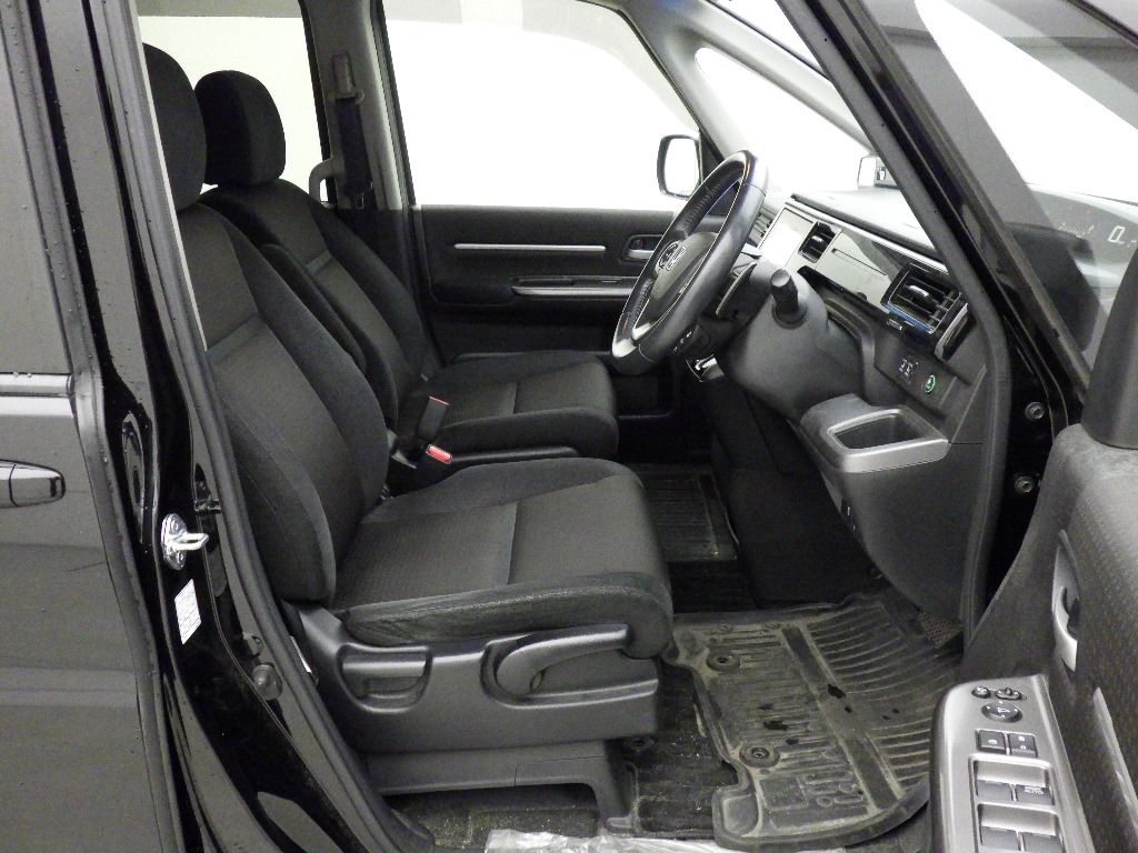 2020 Honda Stepwgn 4WD ホンダセンシング 8人 auction photo 6
