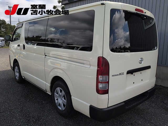 2014 Toyota Regius Ace 4WD DX auction photo 2