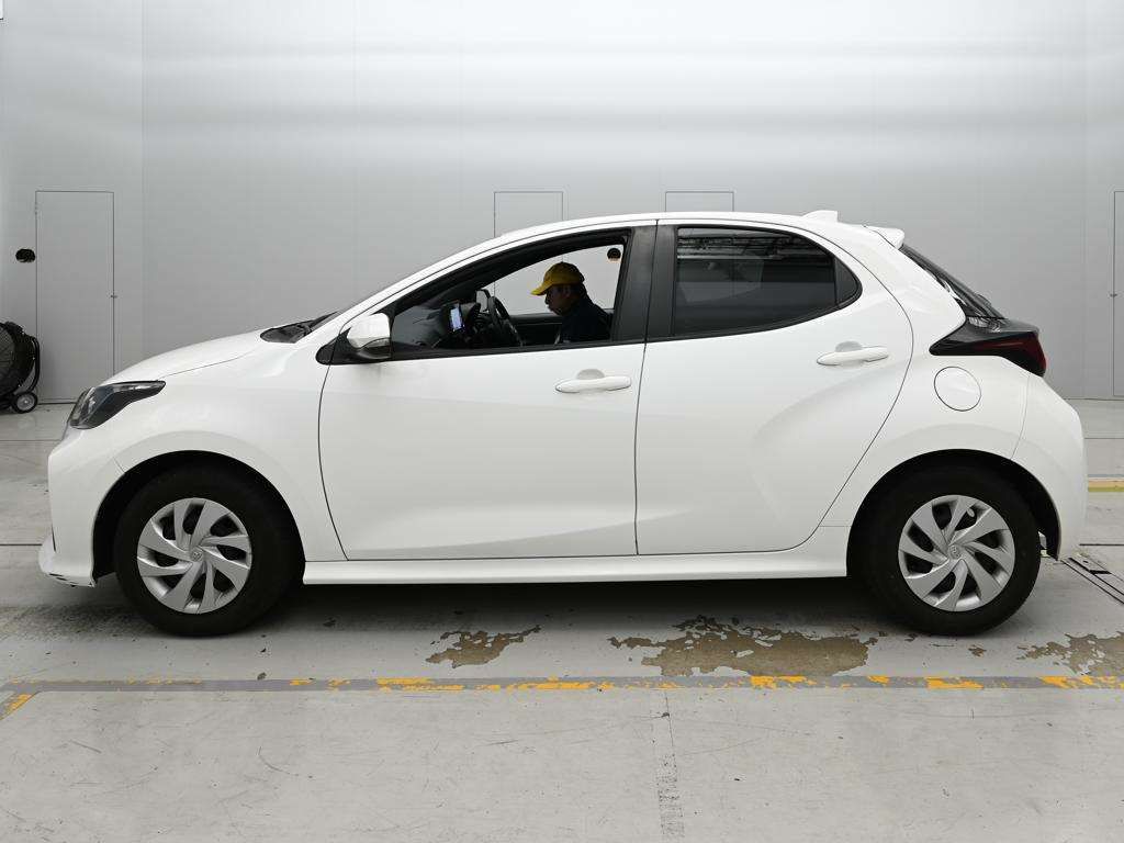 2021 Toyota Yaris ハイブリッドX auction photo 4