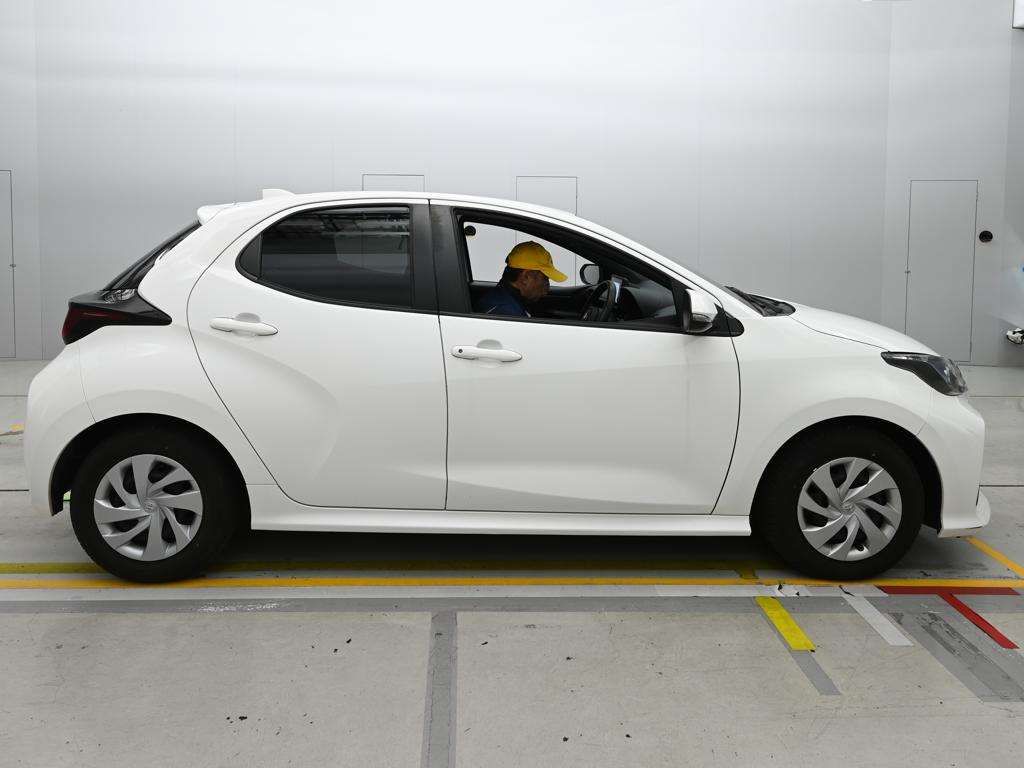 2021 Toyota Yaris ハイブリッドX auction photo 3